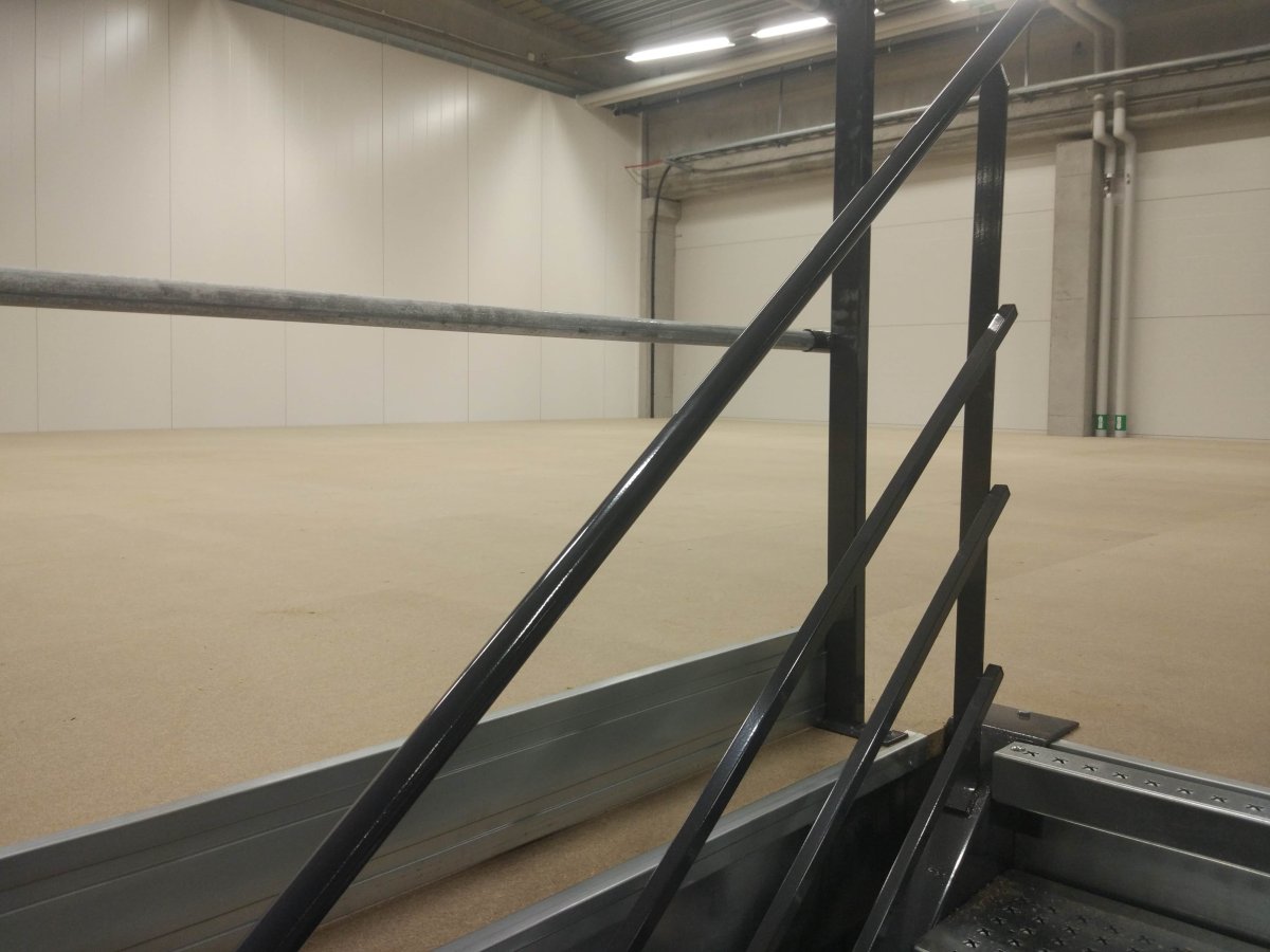 svart trappräcke vid ett entresol