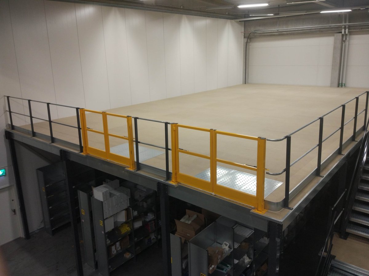 entresolplan med gula och svarta räcken