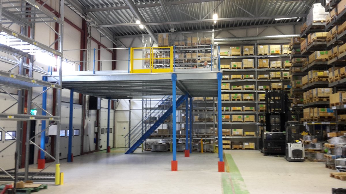 blå, gul, galvat entresolplan i lager