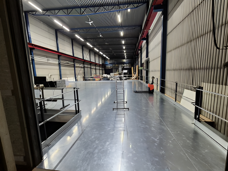 plåtgolv på ett entresolplan