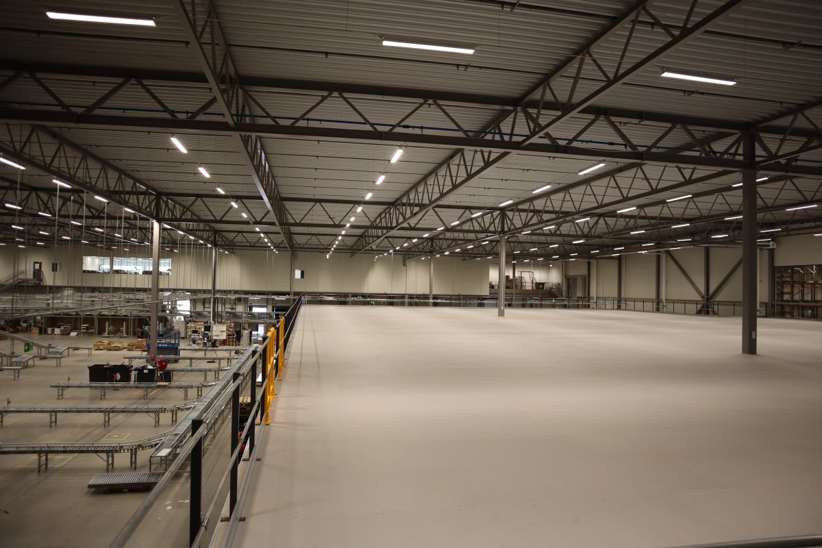 entresol i ett stort lager med översikt