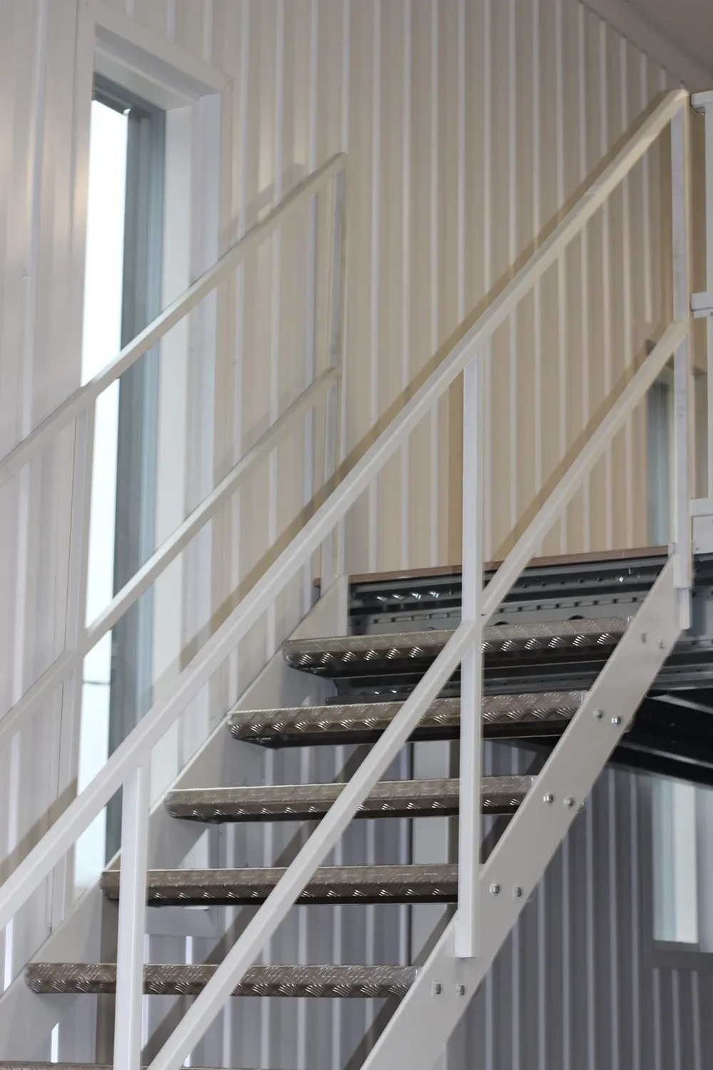 Vit och silver Trappa till entresolplan